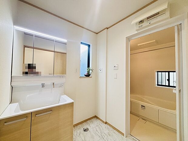 お出かけ前の身だしなみに一歩差がつく三面鏡。ミラー裏にはたっぷり収納もございます。