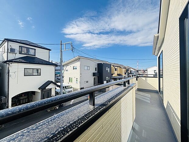 陽ざしが差込む明るいバルコニー。奥行きのあるバルコニーはお洗濯時に助かります。