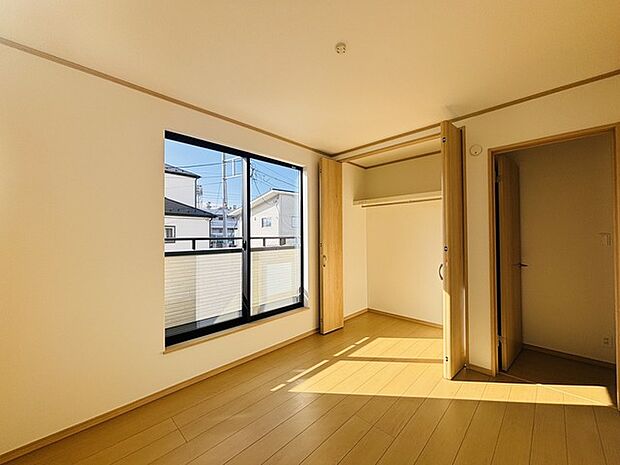 どんな家具にでも相性が良い清潔感ある白色調のクロスを採用。主張しすぎない配色、耐久性にも優れた床材は日々のメンテナンスも楽に、快適に過ごして頂けるよう考えられています。