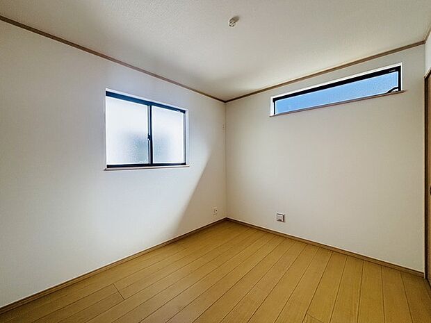 どんな家具にでも相性が良い清潔感ある白色調のクロスを採用。主張しすぎない配色、耐久性にも優れた床材は日々のメンテナンスも楽に、快適に過ごして頂けるよう考えられています。