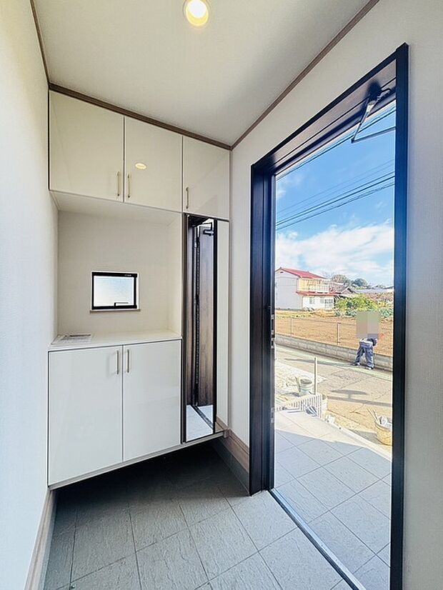 お宅の顔となる明るく開放的な玄関。ご家族皆様様の靴を収納できるスペースと全身鏡があり、お出掛け前に身だしなみチェックもできます。 