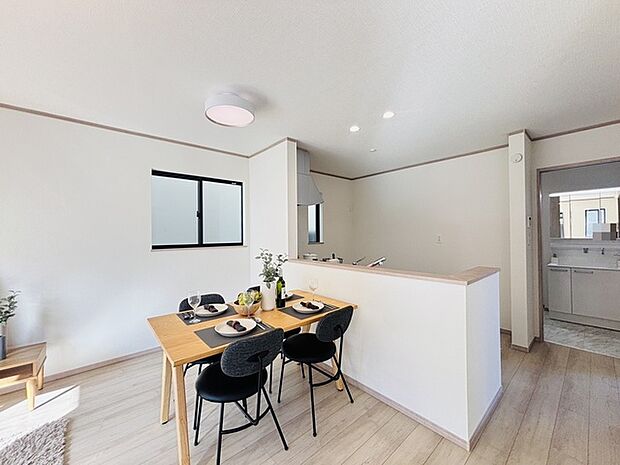 どんな家具にでも相性が良い清潔感ある白色調のクロスを採用。主張しすぎない配色、耐久性にも優れた床材は日々のメンテナンスも楽に、快適に過ごして頂けるよう考えられています。 