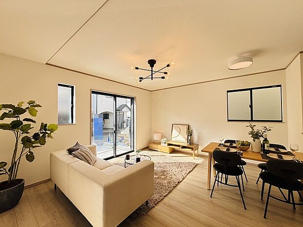 夕食の時間。家族、友人、両親、親戚との会話がより料理を美味しくしてくれる。あっという間に時間が過ぎてしまう居心地の良さは、普段はほっとする空間としてここにあります。 