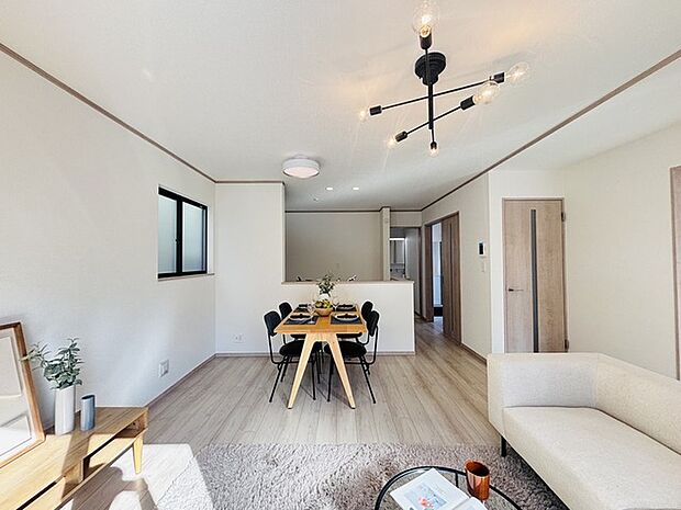 家族や友人、両親、親戚とこれから沢山の時間を紡ぐのだろう。そこを彩るのは窓から見える青い空、心地よい緑。そんなイメージが膨らむリビングスペース。 