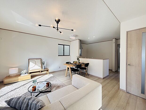 家族団欒のリビング。陽光差し込む食卓には家族の会話とスマイルが溢れます。いつまでもここで食卓を囲みたくなる、そう感じさせてくれるスペース。 