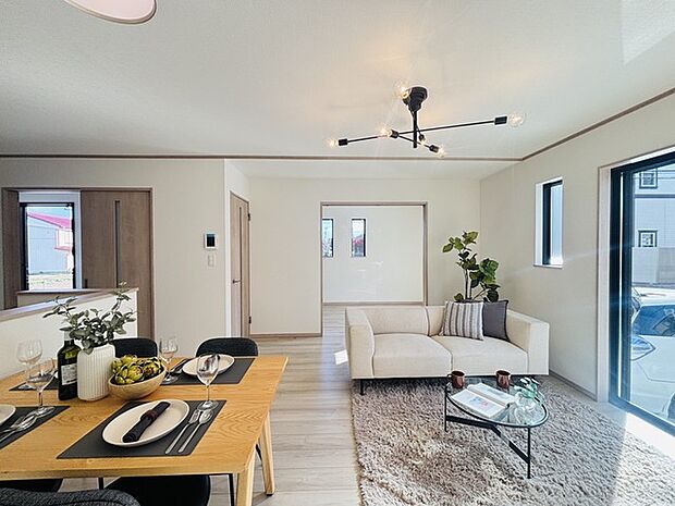 大きな開口部から明るい光が差し込むリビング。日中の室内の明るさがこの部屋の魅力です。 