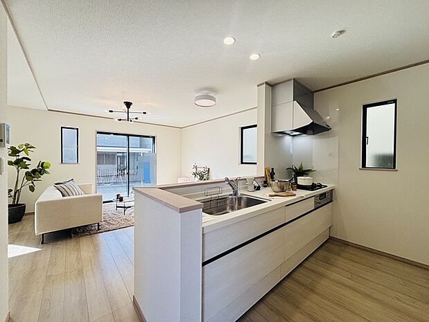 家族が一番集まる場所だから広々としつつも素敵な空間であって欲しい。皆がくつろぐリビングからキッチンまでが一つに繋がる空間。 