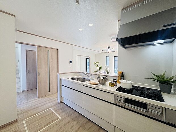 家族が一番集まる場所だから広々としつつも素敵な空間であって欲しい。皆がくつろぐリビングからキッチンまでが一つに繋がる空間。 