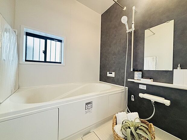 落ち着いた色味の浴室で1日の疲れをゆっくりと癒してください。 