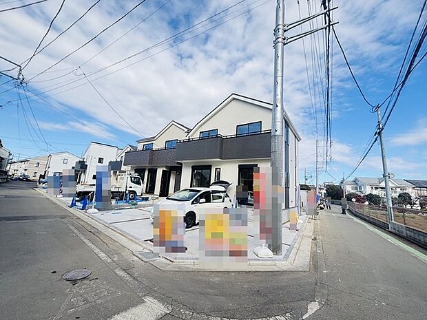 前面道路は広く、駐車がしやすいです。駐車スペース2台分ございます。 