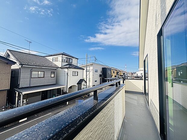 陽ざしが差込む明るいバルコニー。奥行きのあるバルコニーはお洗濯時に助かります。 