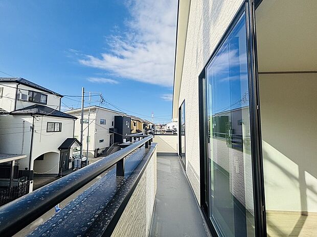 陽ざしが差込む明るいバルコニー。奥行きのあるバルコニーはお洗濯時に助かります。 