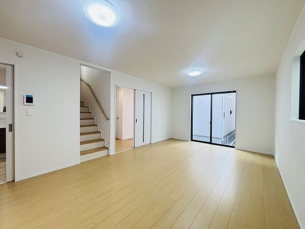 家族の集うリビングには色々な方向から光が差し込む設計に。家族のコミュニケーションが弾むスポットだから明るい雰囲気であってほしい。 