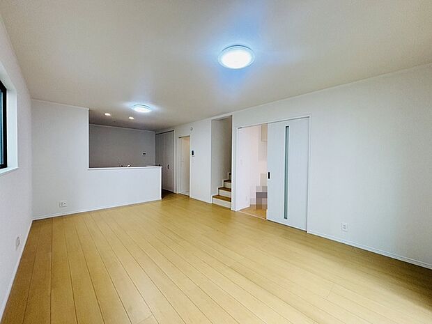 家族団欒のリビング。陽光差し込む食卓には家族の会話とスマイルが溢れます。いつまでもここで食卓を囲みたくなる、そう感じさせてくれるスペース。 