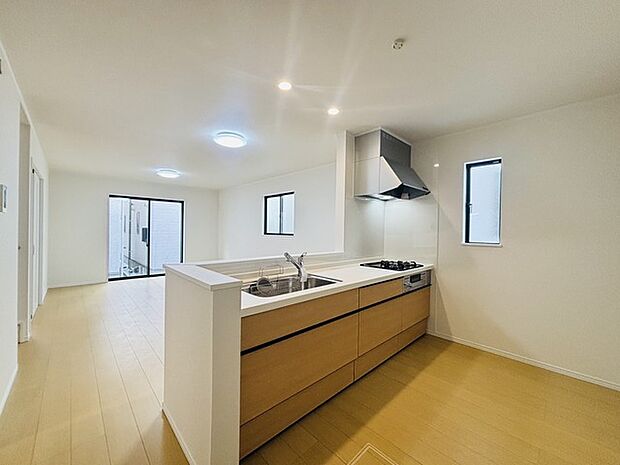 家族が一番集まる場所だから広々としつつも素敵な空間であって欲しい。皆がくつろぐリビングからキッチンまでが一つに繋がる空間。 