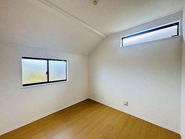 どんな家具にでも相性が良い清潔感ある白色調のクロスを採用。主張しすぎない配色、耐久性にも優れた床材は日々のメンテナンスも楽に、快適に過ごして頂けるよう考えられています。 