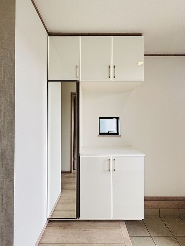 お宅の顔となる明るく開放的な玄関。ご家族皆様様の靴を収納できるスペースと全身鏡があり、お出掛け前に身だしなみチェックもできます。 