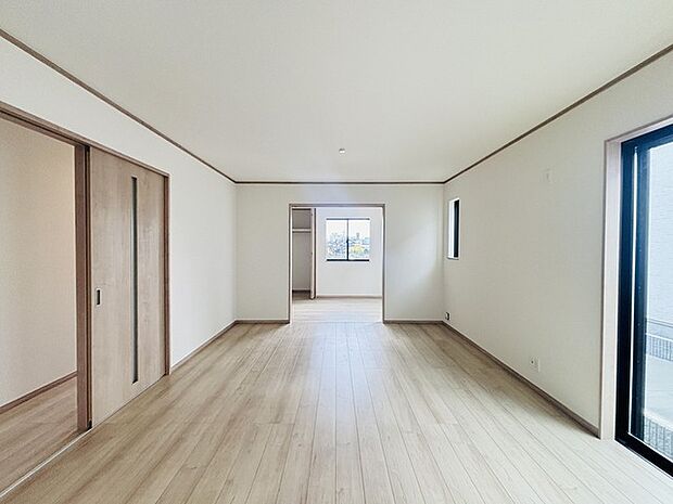 家族の集うリビングには色々な方向から光が差し込む設計に。家族のコミュニケーションが弾むスポットだから明るい雰囲気であってほしい。 