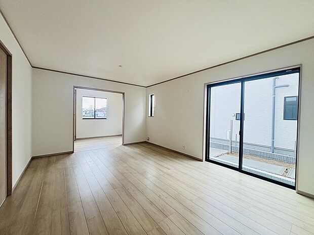 どんな家具にでも相性が良い清潔感ある白色調のクロスを採用。主張しすぎない配色、耐久性にも優れた床材は日々のメンテナンスも楽に、快適に過ごして頂けるよう考えられています。 