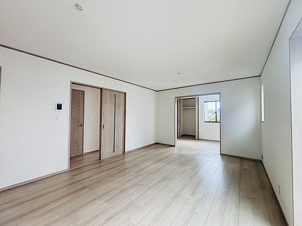 大きな開口部から明るい光が差し込むリビング。日中の室内の明るさがこの部屋の魅力です。 