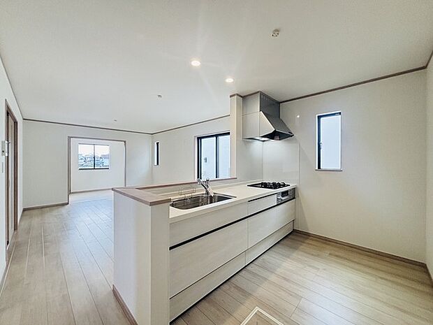 家族が一番集まる場所だから広々としつつも素敵な空間であって欲しい。皆がくつろぐリビングからキッチンまでが一つに繋がる空間。 