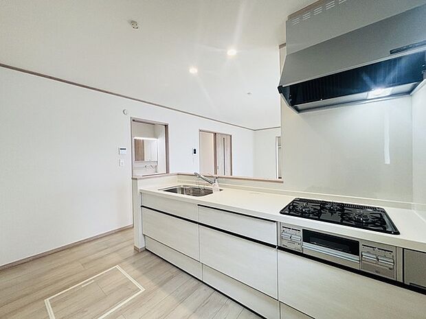 家族が一番集まる場所だから広々としつつも素敵な空間であって欲しい。皆がくつろぐリビングからキッチンまでが一つに繋がる空間。 