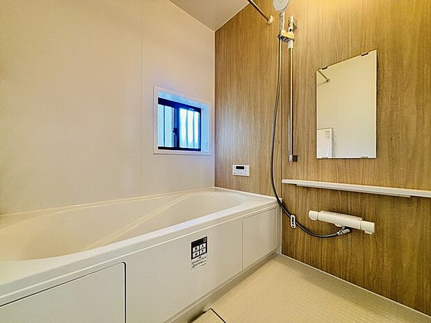 落ち着いた色味の浴室で1日の疲れをゆっくりと癒してください。 