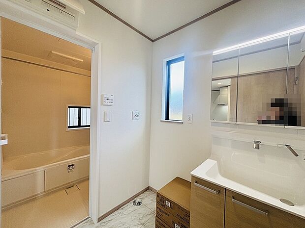 お出かけ前の身だしなみに一歩差がつく三面鏡。ミラー裏にはたっぷり収納もございます。 