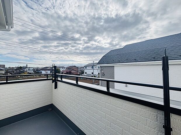 広めのバルコニーは風通しも良くお洗濯物もしっかりと干すことができます！ 
