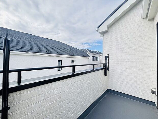 陽ざしが差込む明るいバルコニー。奥行きのあるバルコニーはお洗濯時に助かります。 