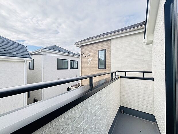 陽ざしが差込む明るいバルコニー。奥行きのあるバルコニーはお洗濯時に助かります。 