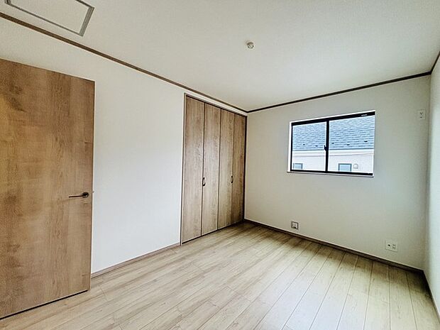 どんな家具にでも相性が良い清潔感ある白色調のクロスを採用。主張しすぎない配色、耐久性にも優れた床材は日々のメンテナンスも楽に、快適に過ごして頂けるよう考えられています。 