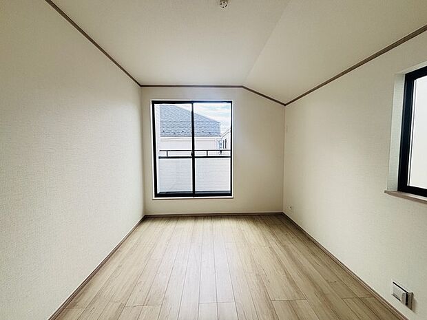 どんな家具にでも相性が良い清潔感ある白色調のクロスを採用。主張しすぎない配色、耐久性にも優れた床材は日々のメンテナンスも楽に、快適に過ごして頂けるよう考えられています。 