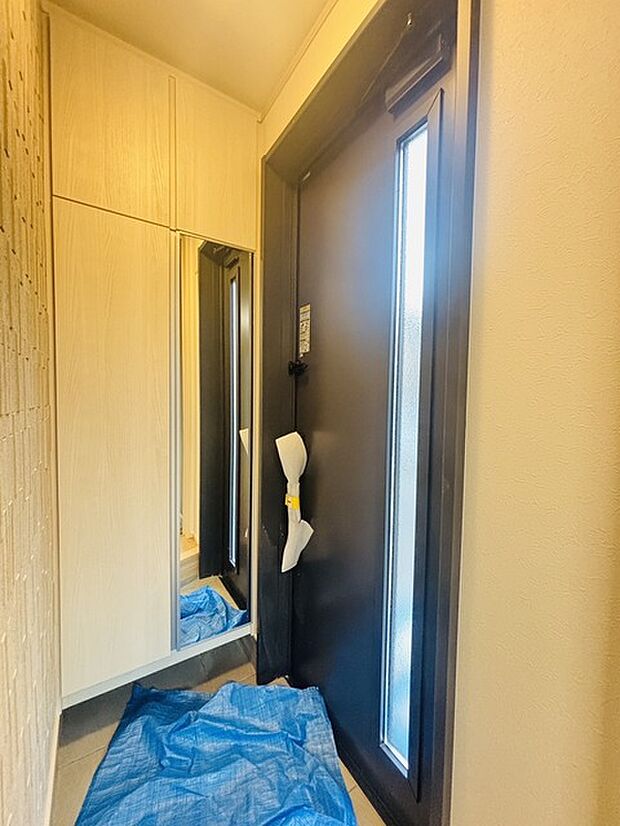 お宅の顔となる明るく開放的な玄関。ご家族皆様様の靴を収納できるスペースと全身鏡があり、お出掛け前に身だしなみチェックもできます。 