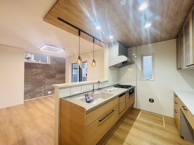 リビングにいる家族の顔が見渡せるカウンターキッチン。お料理もより一層おいしく、楽しく。食器棚を背面に設置しても十分な広さを確保しています。 