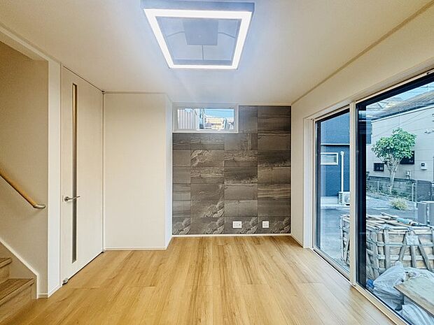 大きな開口部から明るい光が差し込むリビング。日中の室内の明るさがこの部屋の魅力です。 