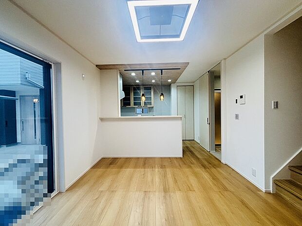 夕食の時間。家族、友人、両親、親戚との会話がより料理を美味しくしてくれる。あっという間に時間が過ぎてしまう居心地の良さは、普段はほっとする空間としてここにあります。 