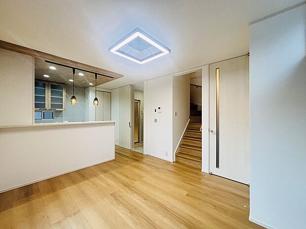 家族団欒のリビング。陽光差し込む食卓には家族の会話とスマイルが溢れます。いつまでもここで食卓を囲みたくなる、そう感じさせてくれるスペース。 