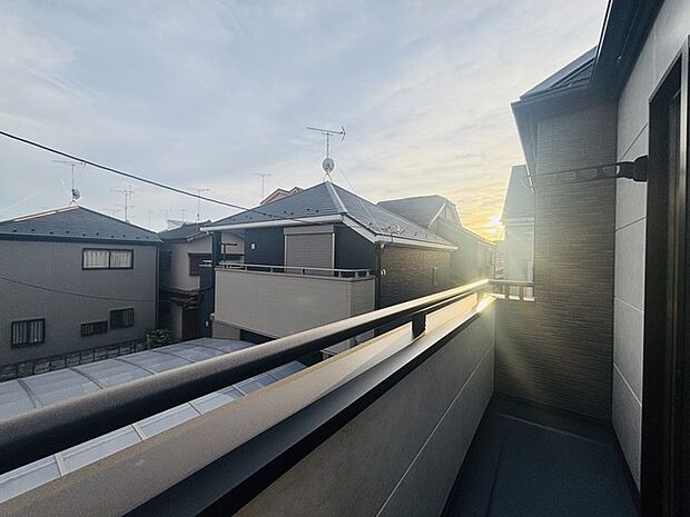 陽ざしが差込む明るいバルコニー。奥行きのあるバルコニーはお洗濯時に助かります。 