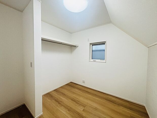 どんな家具にでも相性が良い清潔感ある白色調のクロスを採用。主張しすぎない配色、耐久性にも優れた床材は日々のメンテナンスも楽に、快適に過ごして頂けるよう考えられています。 