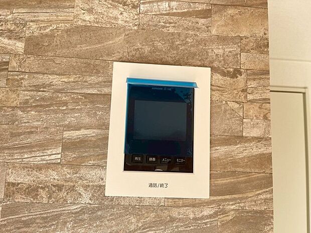 録画機能もあり、どのような人が何時に来訪されたのかが分かります。防犯上はもちろん、お届け物などの把握にも便利です。ライトが付いているので、夜間でも安心です。  