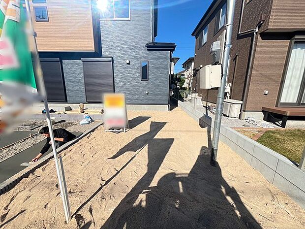 戸建てならではのお庭スペース。BBQやガーデニング、お子様のプールなど、、、、様々な楽しみ方ができるプライベート空間。ご家族皆さままで思いっきりお楽しみください。 