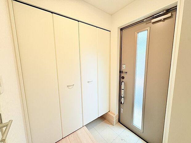 明るく開放的な玄関、靴の脱ぎ履きもしやすく、収納も豊富でご家族皆様の靴をスッキリ収納できます。 