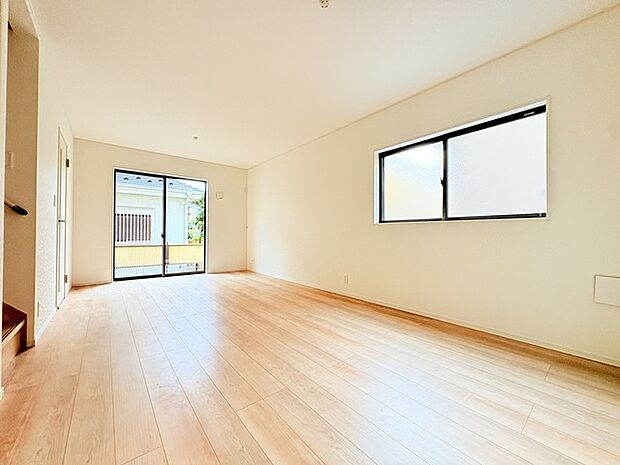 家族や友人、両親、親戚とこれから沢山の時間を紡ぐのだろう。そこを彩るのは窓から見える青い空、心地よい緑。そんなイメージが膨らむリビングスペース。