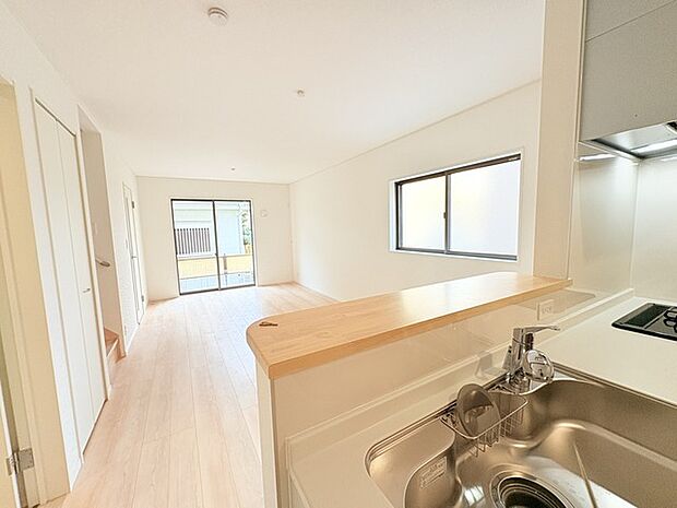 家族が一番集まる場所だから広々としつつも素敵な空間であって欲しい。皆がくつろぐリビングからキッチンまでが一つに繋がる空間。