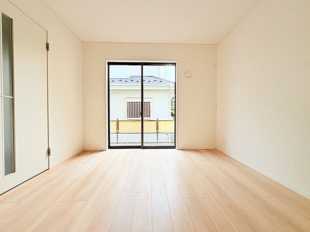 家族団欒のリビング。陽光差し込む食卓には家族の会話とスマイルが溢れます。いつまでもここで食卓を囲みたくなる、そう感じさせてくれるスペース。