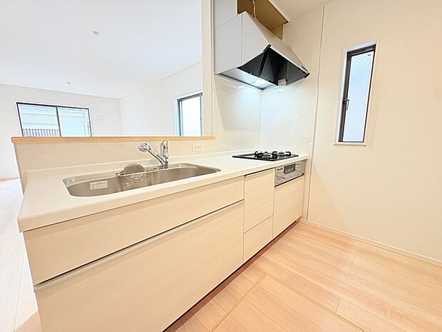 人工大理石を使用したシステムキッチン。永く傷つきにくく、お手入れもしやすい高機能性です。