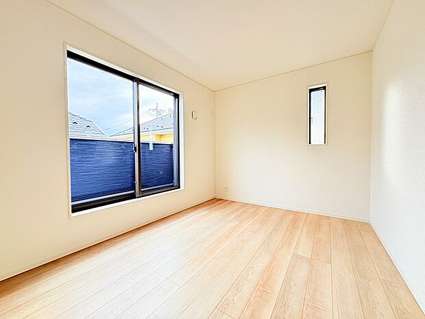 どんな家具にでも相性が良い清潔感ある白色調のクロスを採用。主張しすぎない配色、耐久性にも優れた床材は日々のメンテナンスも楽に、快適に過ごして頂けるよう考えられています。