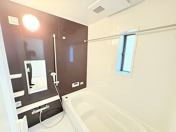 花粉や雨の日、寒い冬の時期に嬉しい浴室乾燥機。換気機能で入浴時に湿気を換気しカビの防止にもなります。