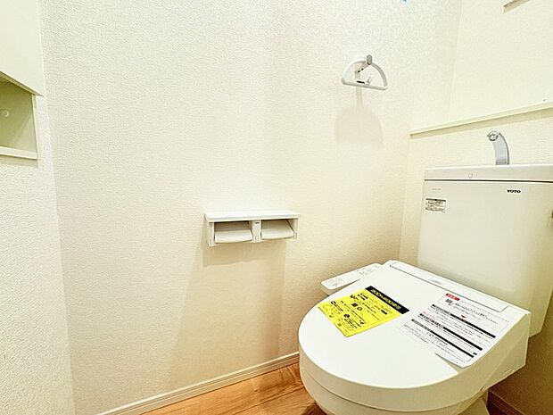 ウォシュレット機能付きのトイレ。収納もあり実用性も兼ね備えた造り。